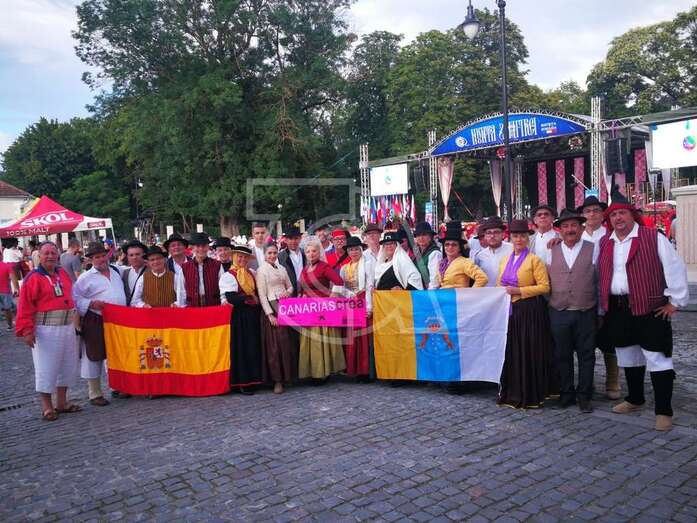 Miembros del grupo teldense en Rumanía (Foto TA)